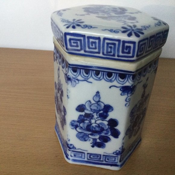 Vintage Chinese blue and white ceramic porcelain jar with lid hexagon flowers - Picture 4 of 9